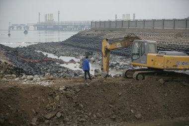 青岛化工厂爆炸事故 输油管线泄漏引发重大安全警示